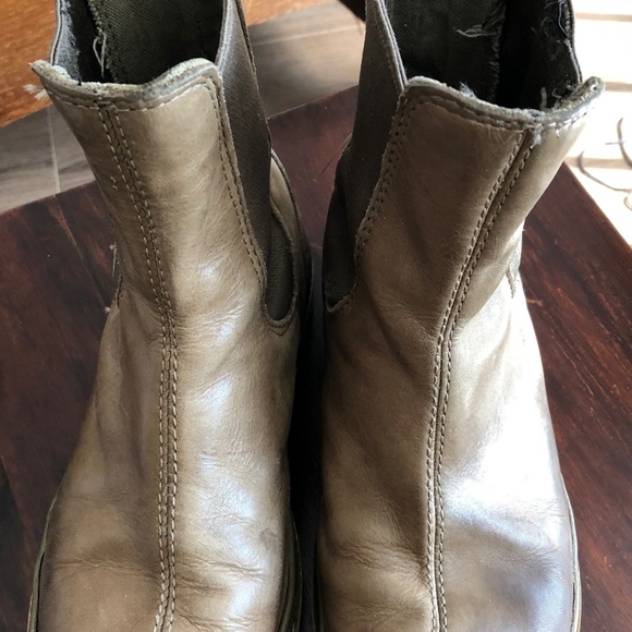 Palladium leather laceless boots
Size 6 1/2 - Picture 3 of 5